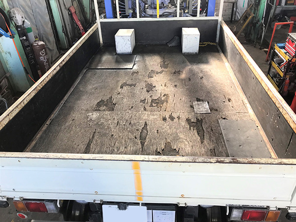 トラックの荷台の床板張替修理:加藤自動車販売